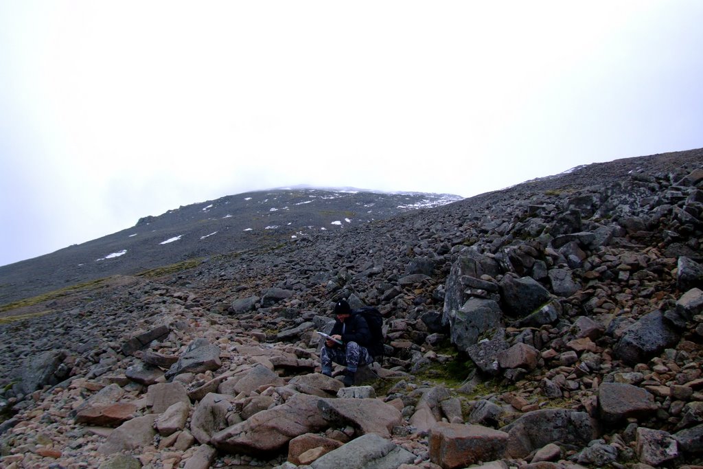 Looking towards summit plateau by neil ferguson