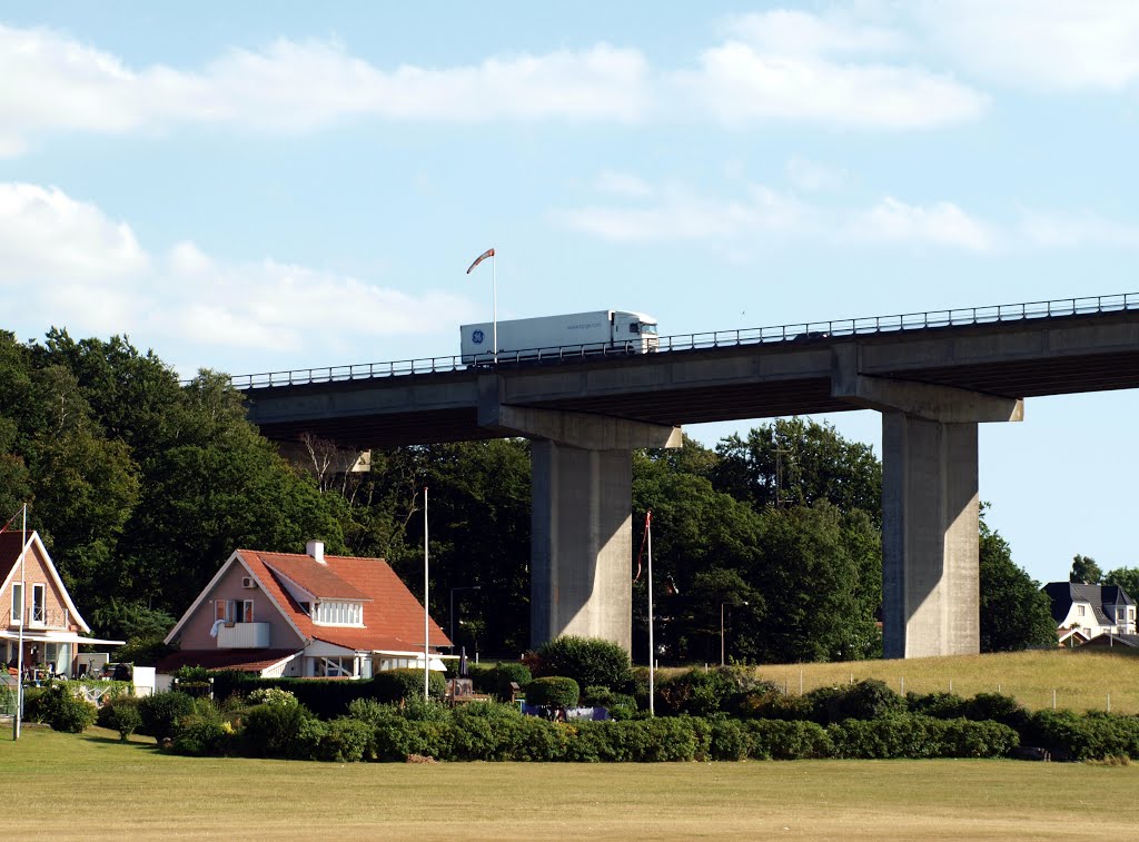 Lillebæltsbroen over Gl. Strandvej by Olav Sejeroe