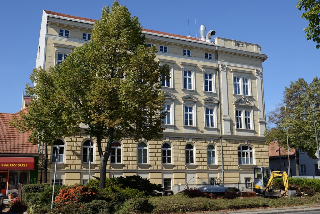 Gänserndorf, Hauptstraße, Bezirkshauptmannschaft by Manuela Gößnitzer