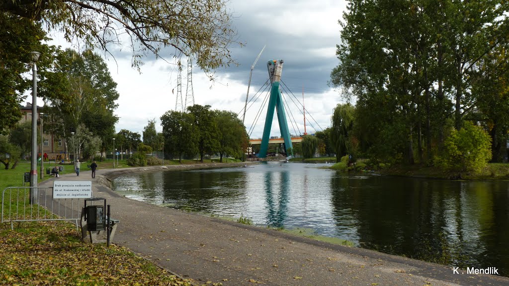 Rzeka Brda widok budowanego mostu z lewego brzegu rzeki. by Kazimierz .Mendlik