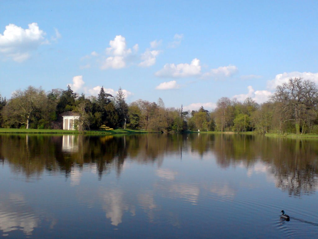 Blick über den See auf das Nymphaeum by goldmund