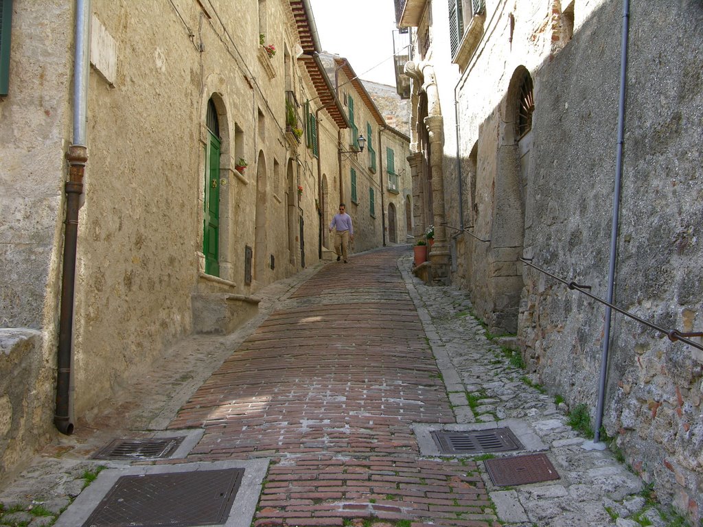 Civitella del Tronto - Vicoli del paese by Augusto Moretti