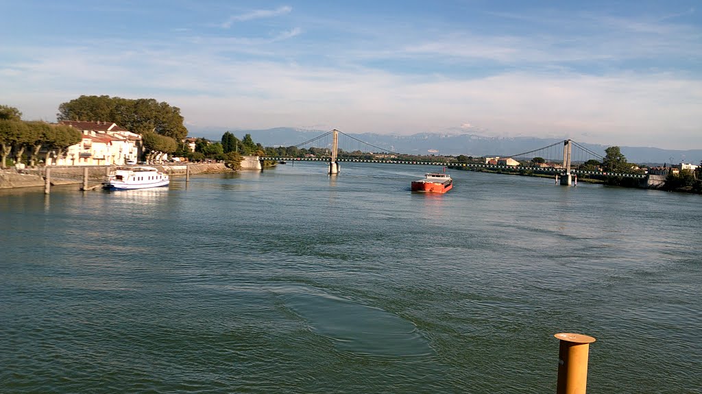 Vue au loin du frelon a tournon sur rhone by Salomon BARZILAI & Jerome IBY