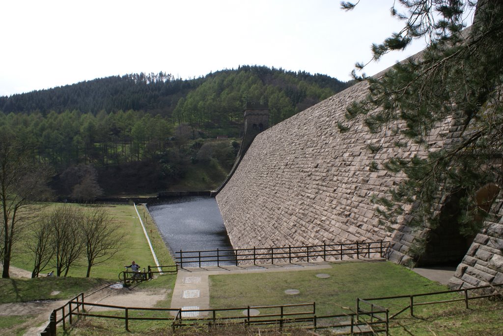 Derwent dam by Gregory (grishav2)