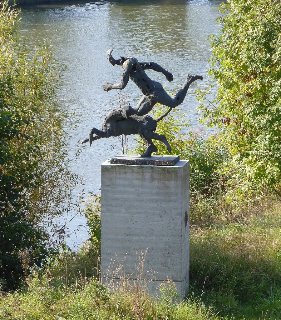 Wervik, standbeeld 'De Blauwer' langs de Leie by © Jos Van de Velde