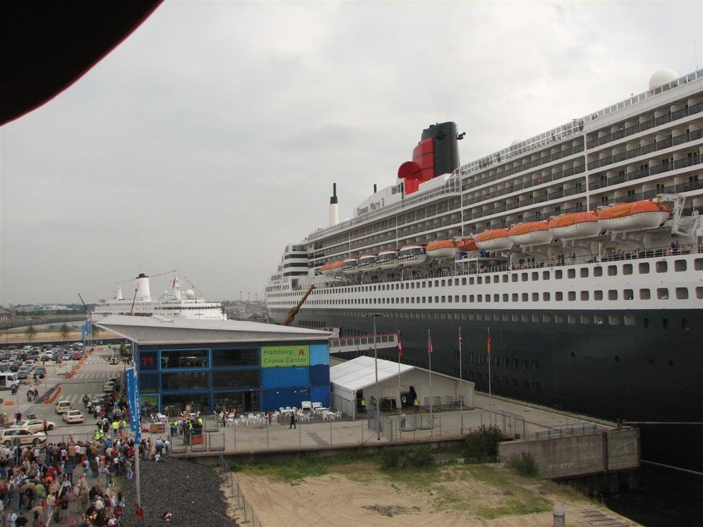 Hamburg Cruise Center QM2 by andi.w