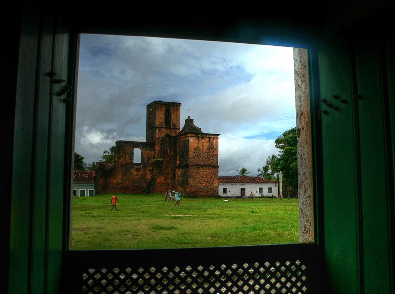 Igreja em ruínas vista do museu de Alcântara by jvcbrasil