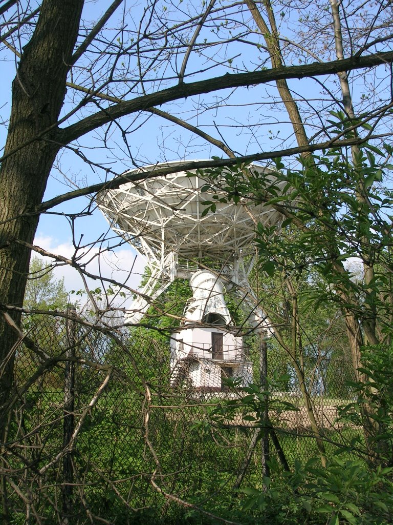 Radioteleskop Obserwatorium Astronomicznego UJ by Adam Wicher, Barbara Świst-Wicher ( www.wichr