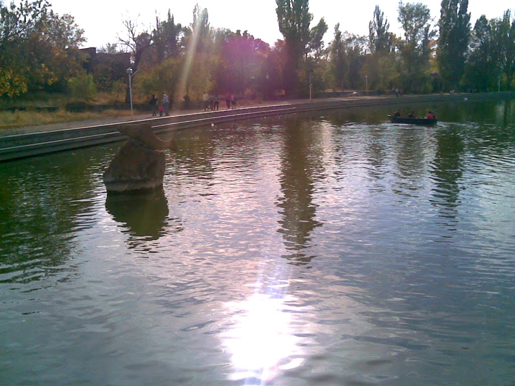 Lake Areni, WW2 memorial park, Yerevan, Armenia by ԿԱԹՆԱԾԻՐ