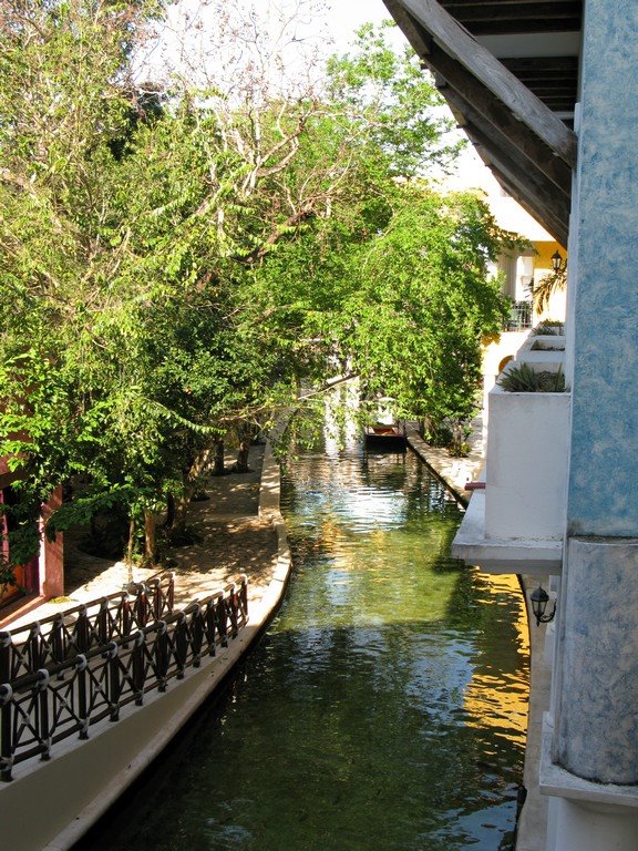 Rivière tranversant le bâtiment principale du Grand Xcaret, vue d'un pont by gbouchard