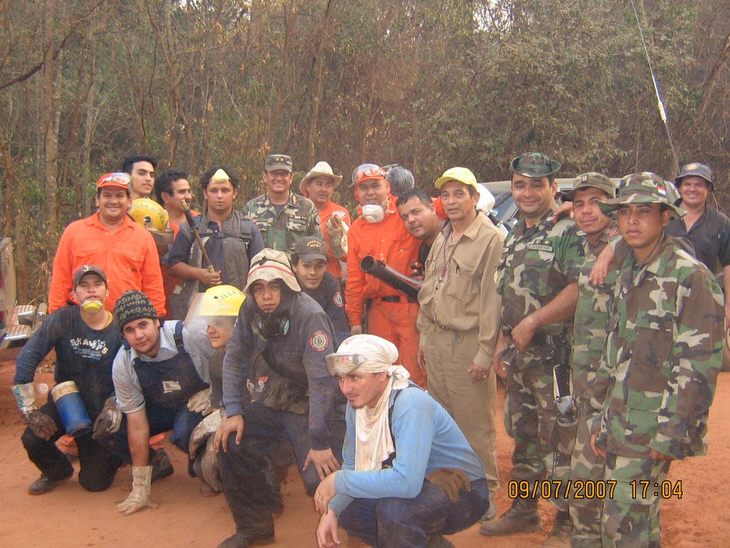 Incendio Forestal,estancia Pindoty,equipo de combate by Modesto Silva