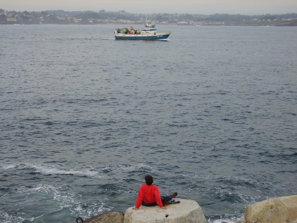 Pesquero entrando en el puerto de La Coruña by Joaquín Vilas