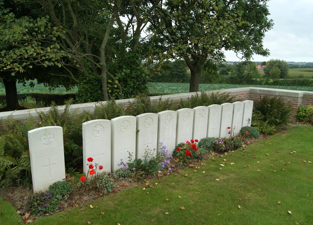 Méteren Military Cemetery by sablier