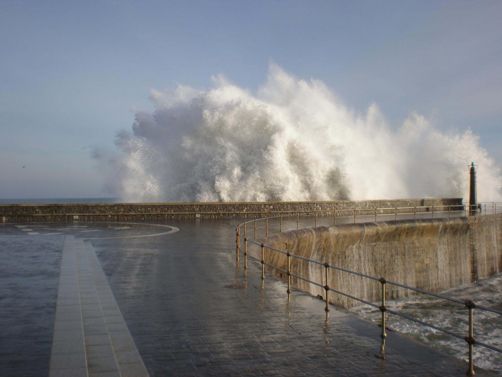 Mas olas (isidro´s photo) by mojojoitxu