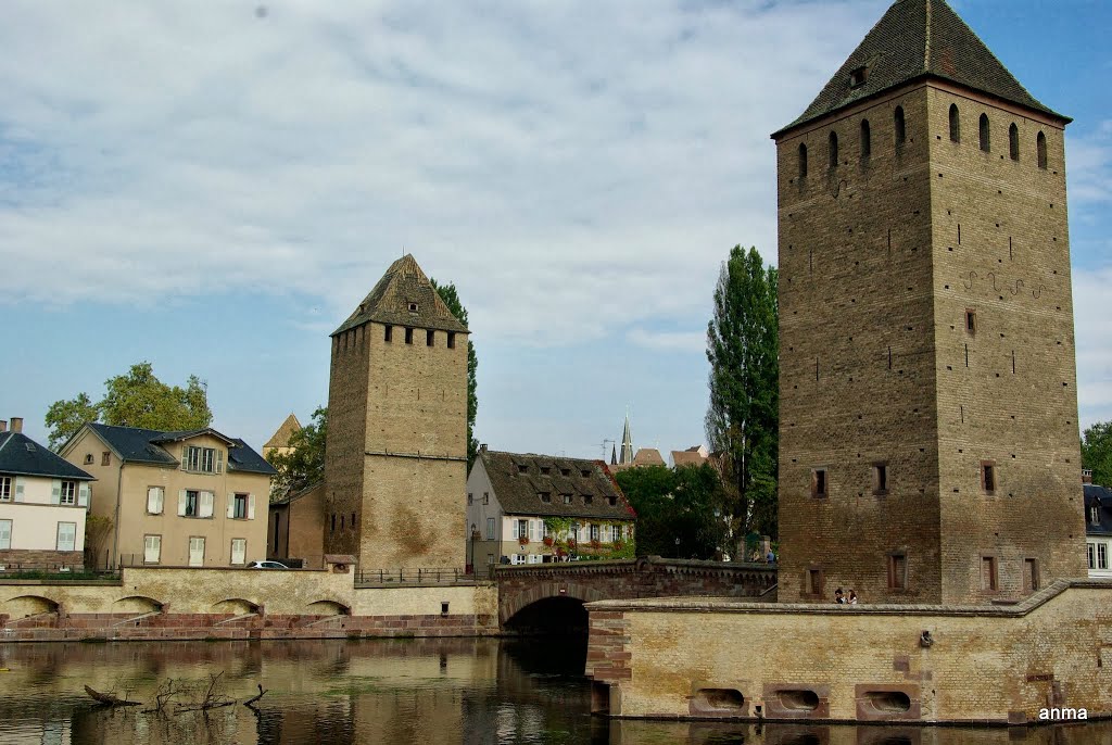 Strasbourg - 2 des 4 tours carrées et massives (vestiges des remparts) gardiennes des 3 "Ponts Couverts" qui enjambent les bras de l'Ill. by oldvina