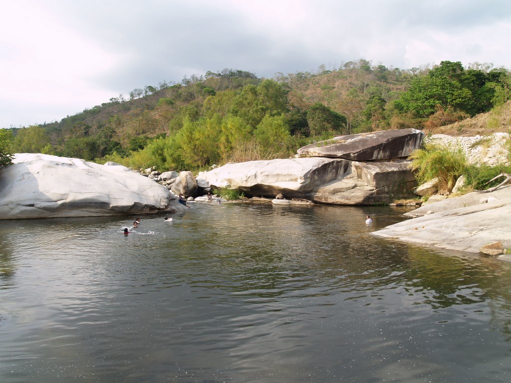 EL SALTO EN EL RIO NOVILLEROS by adislao