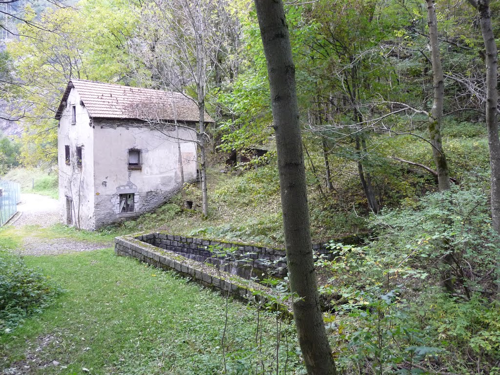 Verlassenes Haus 1 am Wanderweg by bienenritter