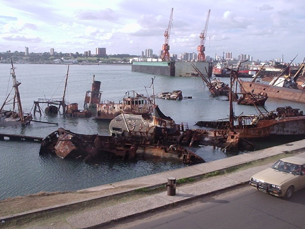 Cementerio de barcos en mar del plata by tavarozzzi