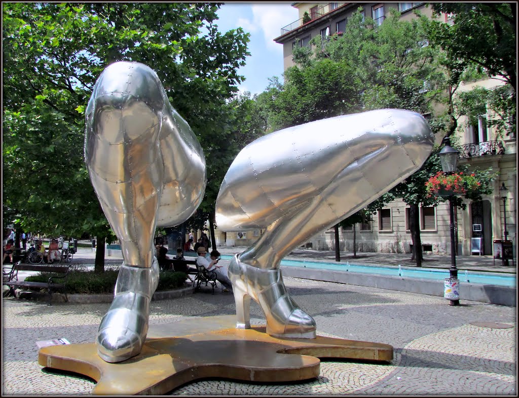 Curious and fancy sculptures, Such a spicy pose, by Michael  D