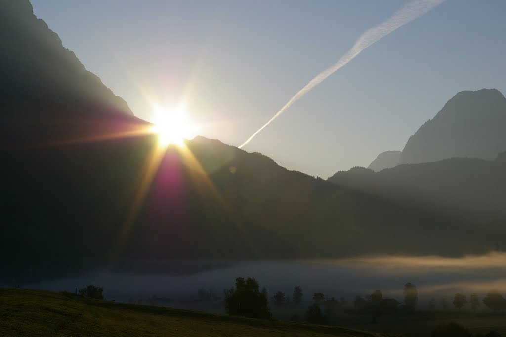 Sonnenaufgang Lermoos, Blick Richtung Ehrwald u. Zugspitze by Reto Börner