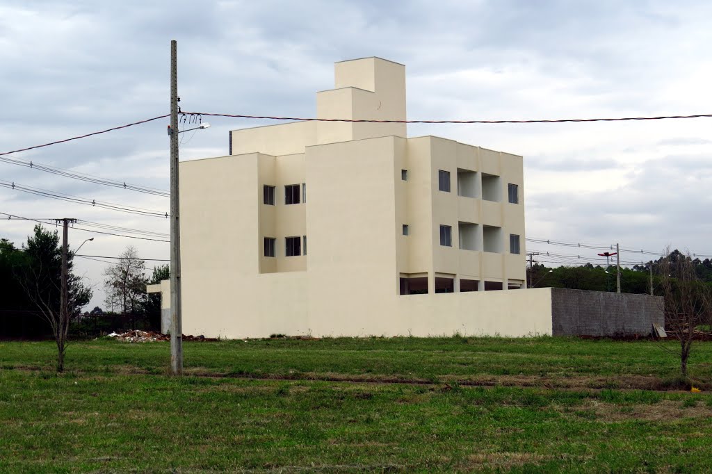 Prédio residencial e comercial na Rua Guarani em Toledo, PR. by Ricardo Mercadante