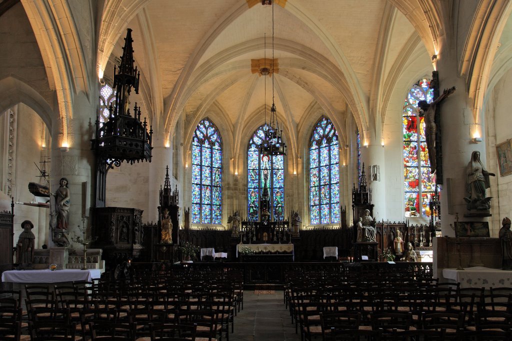 Quelven: Le choeur de la chapelle by Jean Guillo