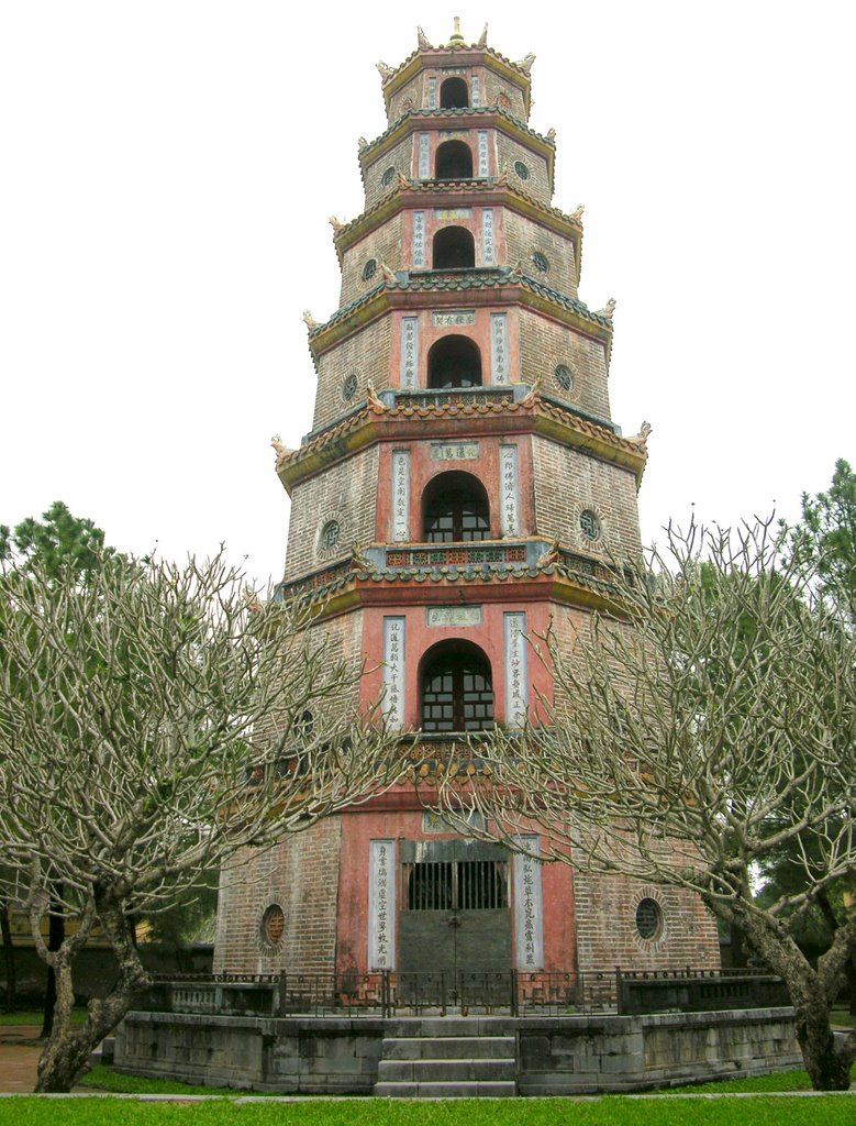 Hue - Thien Mu Pagode by Paolo Grassi