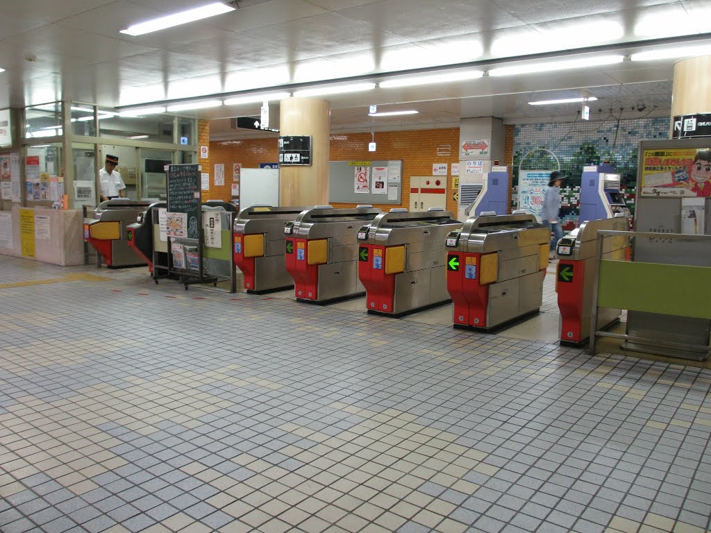 Tanimachi-Line Senbayashiomiya Station ticket gate by DVMG