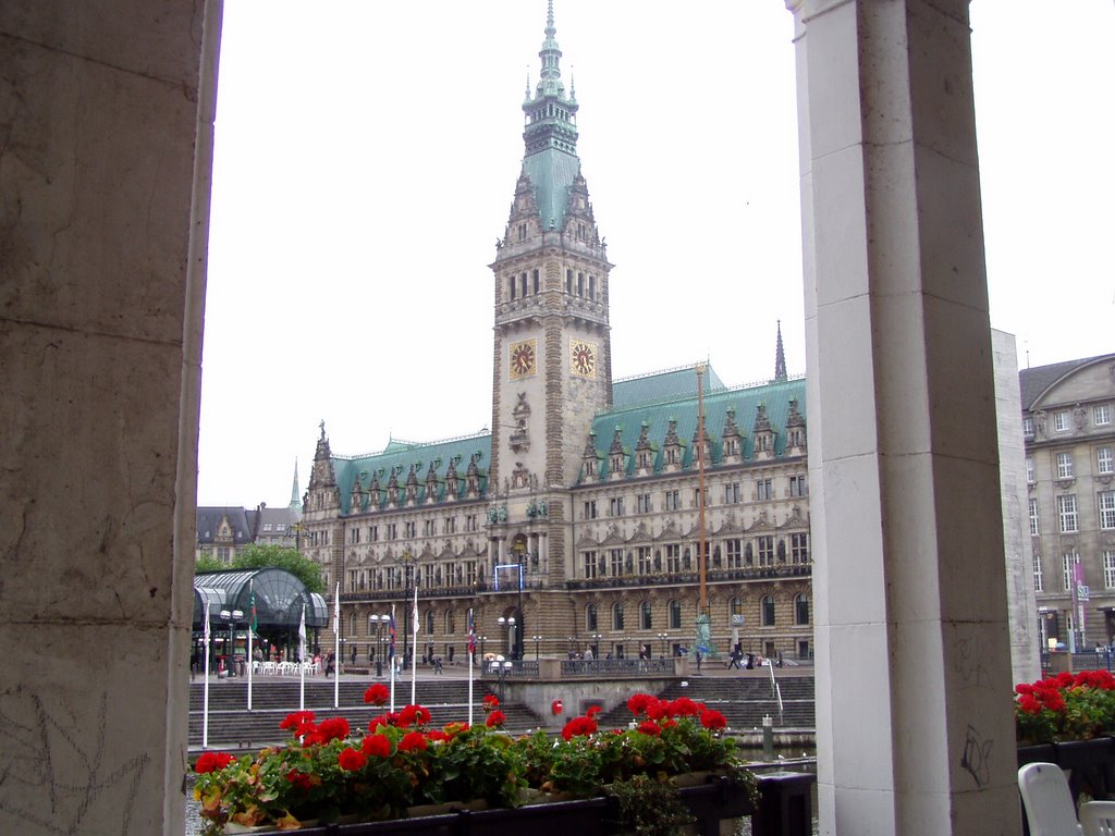 Hamburger Rathaus, Libertatem quam peperere - maiores digne studeat - servare posteritas / mögen die Nachkommen die Freiheit, die ihre Väter erwarben, würdig erhalten. (bewahren) by Ellen Haider