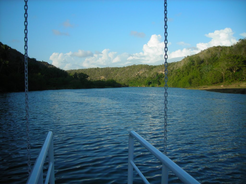 Remontando el Rio Chavon by arrobita