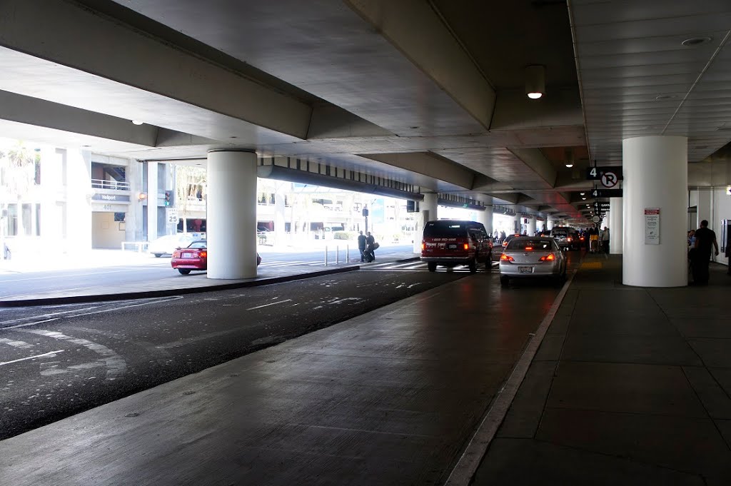 Los Angeles International Airport by Paul HART