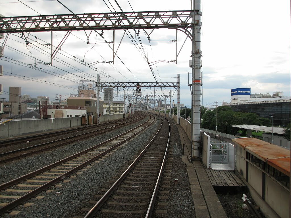 Keihan Nishisanso Station platform by DVMG