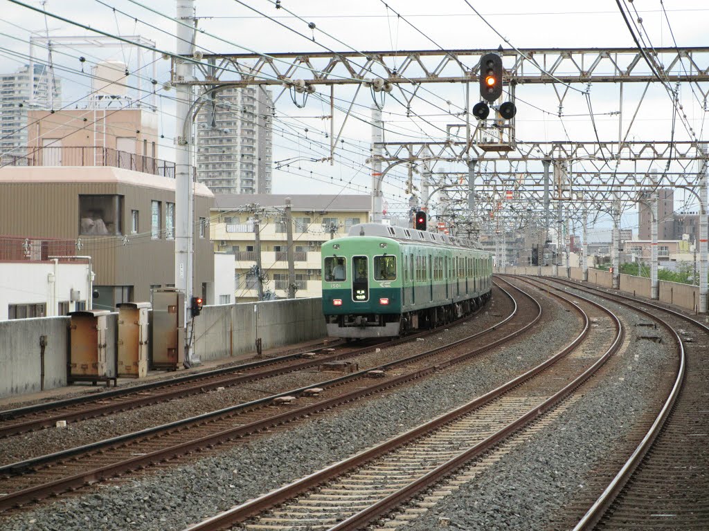 Keihan Nishisanso Station platform by DVMG