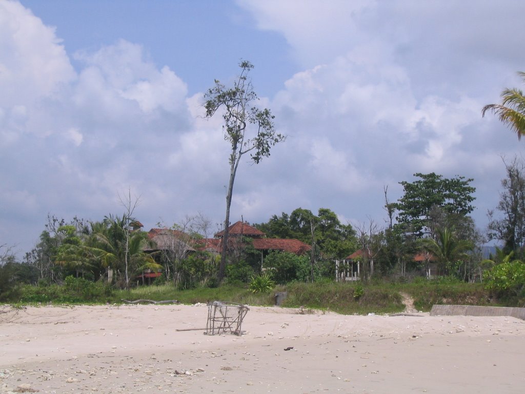 Bang Sak Beach Hotel after Tsunami by daggeo