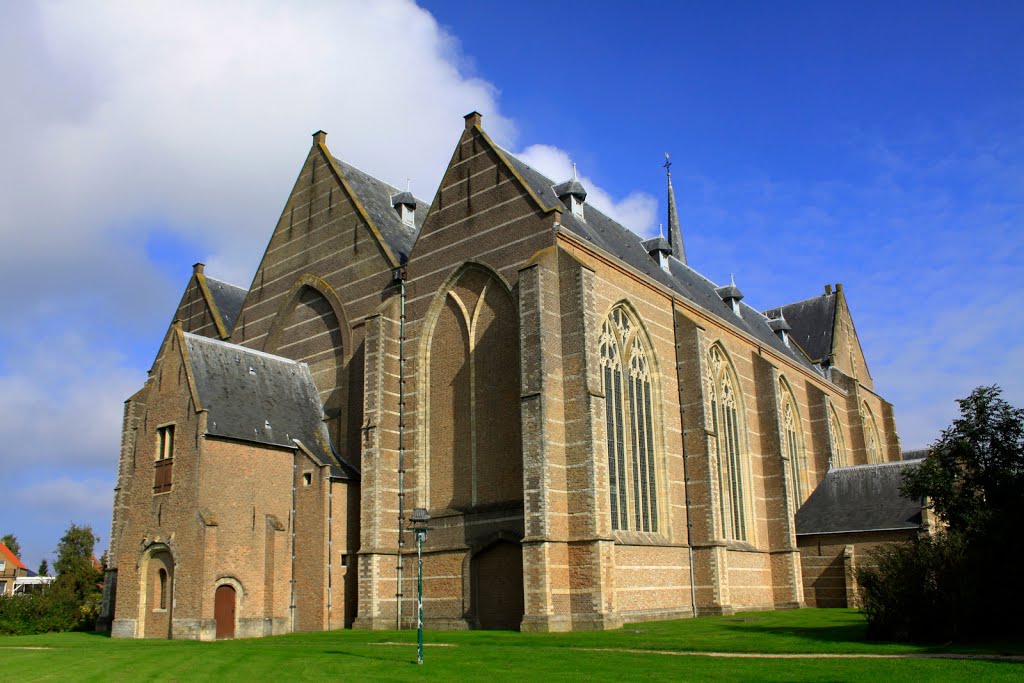 De Sint Nicolaaskerk ten voeten uit in Brouwershaven op Schouwen-Duiveland Zeeland. by watersnip