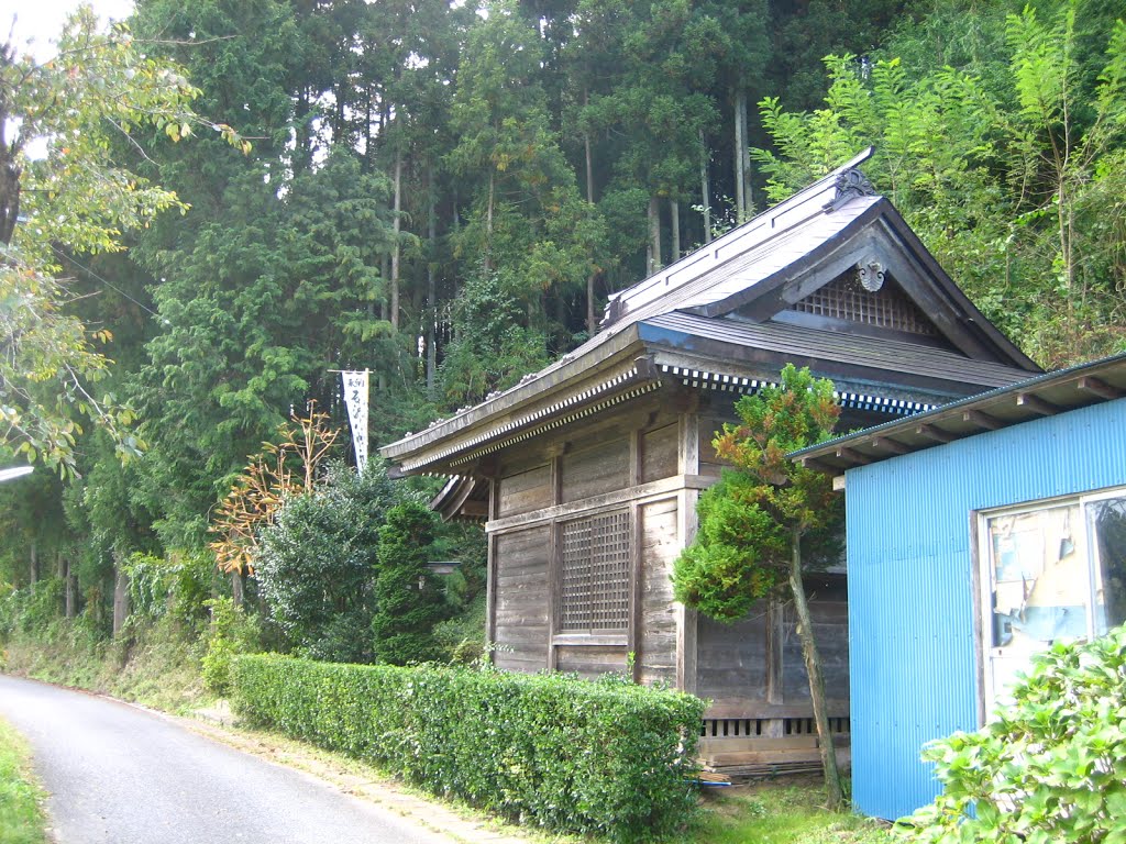 Shrine side by addh Save Panoramio