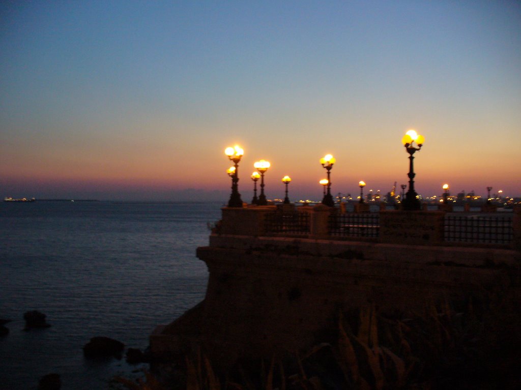 Tramonto sulla rotonda del lungomare di Taranto by Edoardino