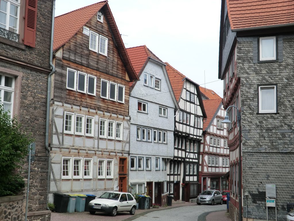 Alsfeld, Bildmitte (grau) Hersfelder Straße 6/8 - Doppelhaus aus dem späten 16. Jhd. by Nök