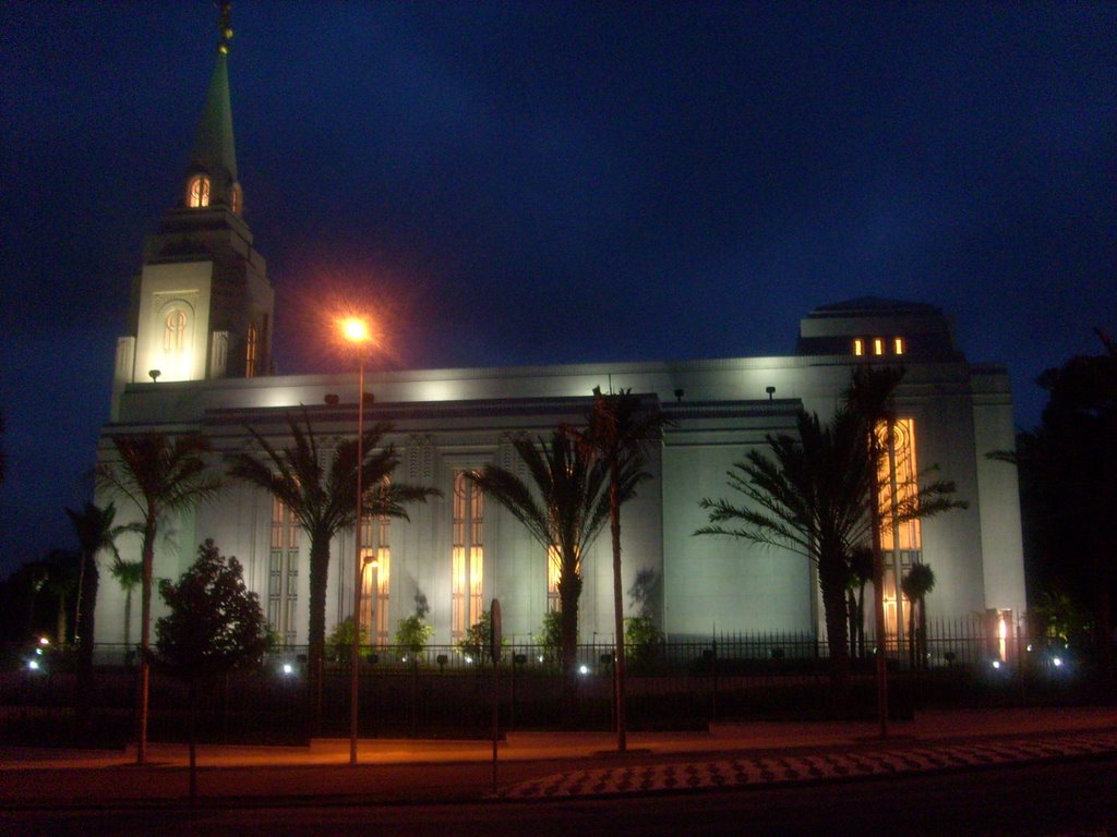 Templo de Curitiba ao anoitecer by Marcos Gritten