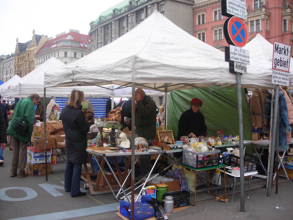 Vienna - Flohmarkt by maziyar NAINI