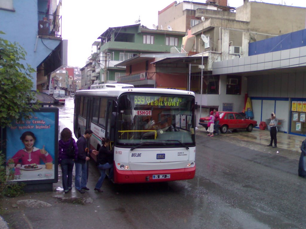 Bayraklı-Çiçek Mahallesi Özseren Durağı'nda Otobüse Binen Vatandaşlar by cagfis(Çağdaş Öztürk)