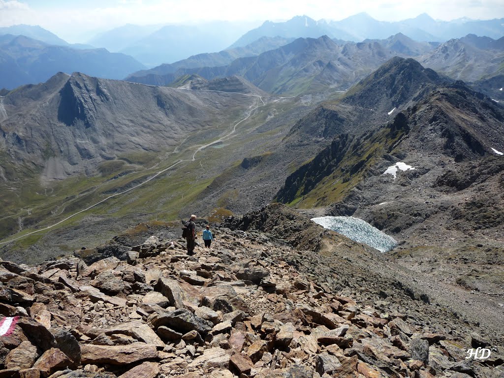 Österreich-Serfaus - Der Abstieg über die Südflanke vom Furgler. by Heribert Duling