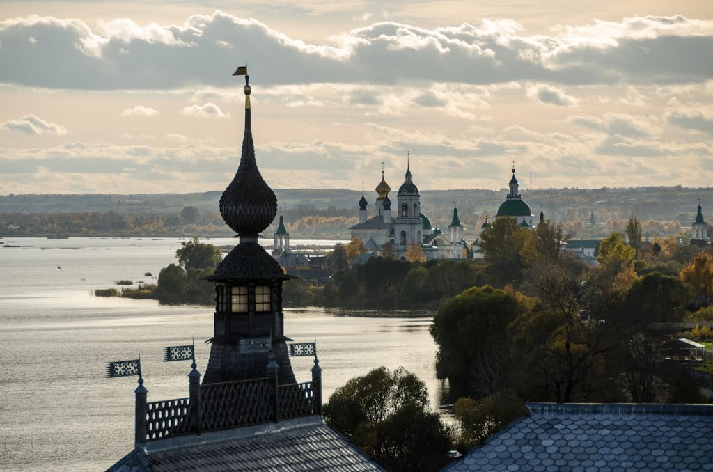 Вид на Спасо-Яковлевский Димитриев монастырь с Водяной башни Ростовского кремля. by Alexander Khmelkov