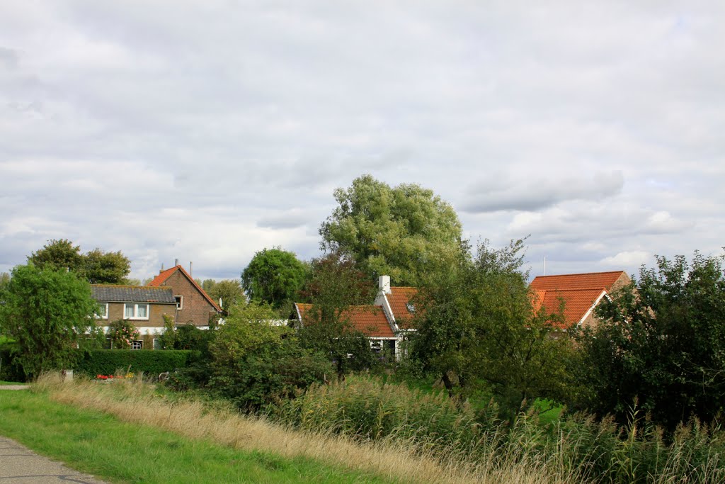 Zicht op Stroodorp beneden aan de dijk op Noord-Beveland. by watersnip