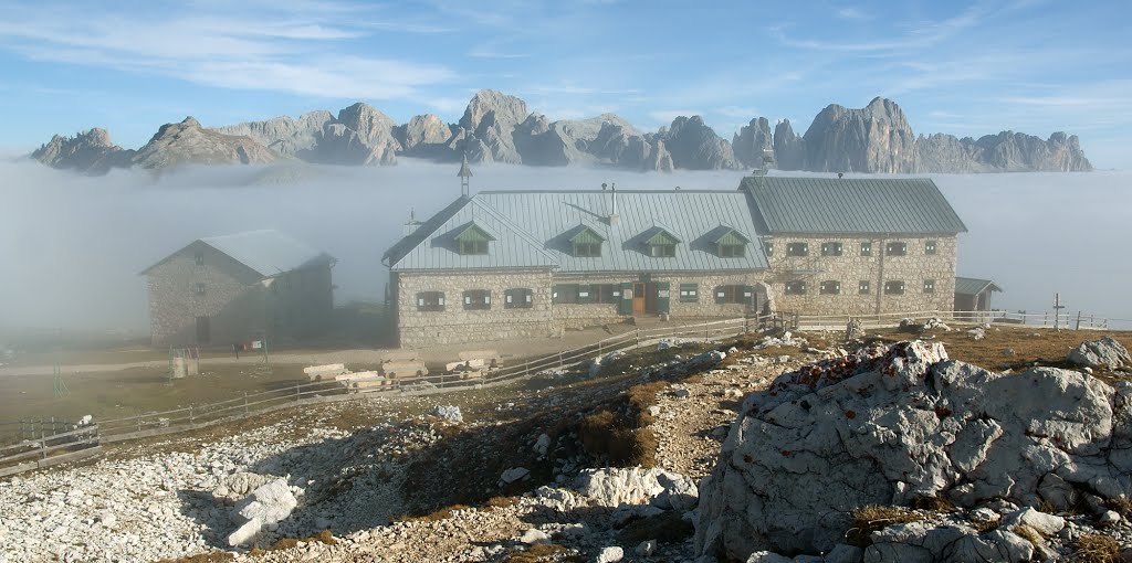 Schlernhäuser, zwischen Wolken und Sonne by Stefan.ANA