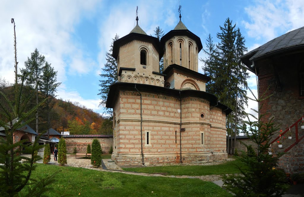 Schitul Cornet - Vâlcea by Stan Ionescu