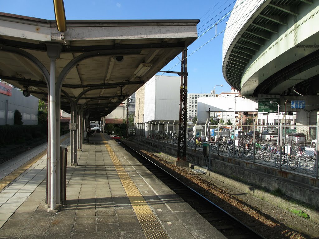 Nankai Shiomibashi Station platform by DVMG