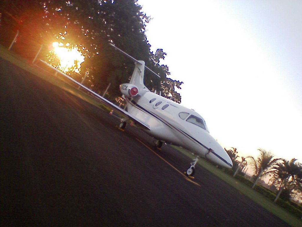 Jato executivo estacionado no aeroporto Tito Teixeira. Foto: Eder de Souza. @ederxtreme by Eder Divino de Souza