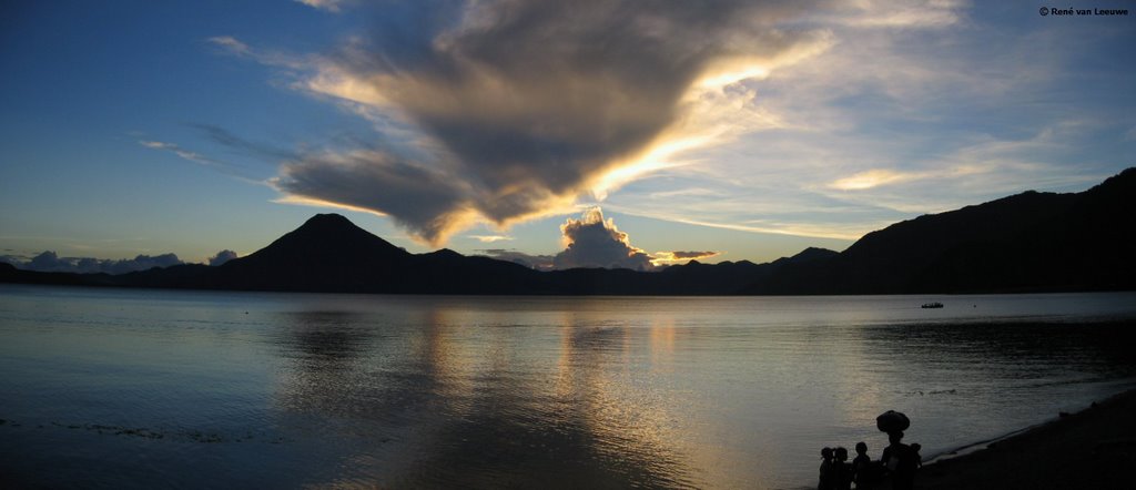 Atitlan_Panajachel_Sunset by René van Leeuwe