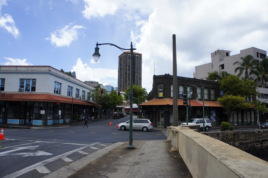 Chinatown - Honolulu by Paul HART